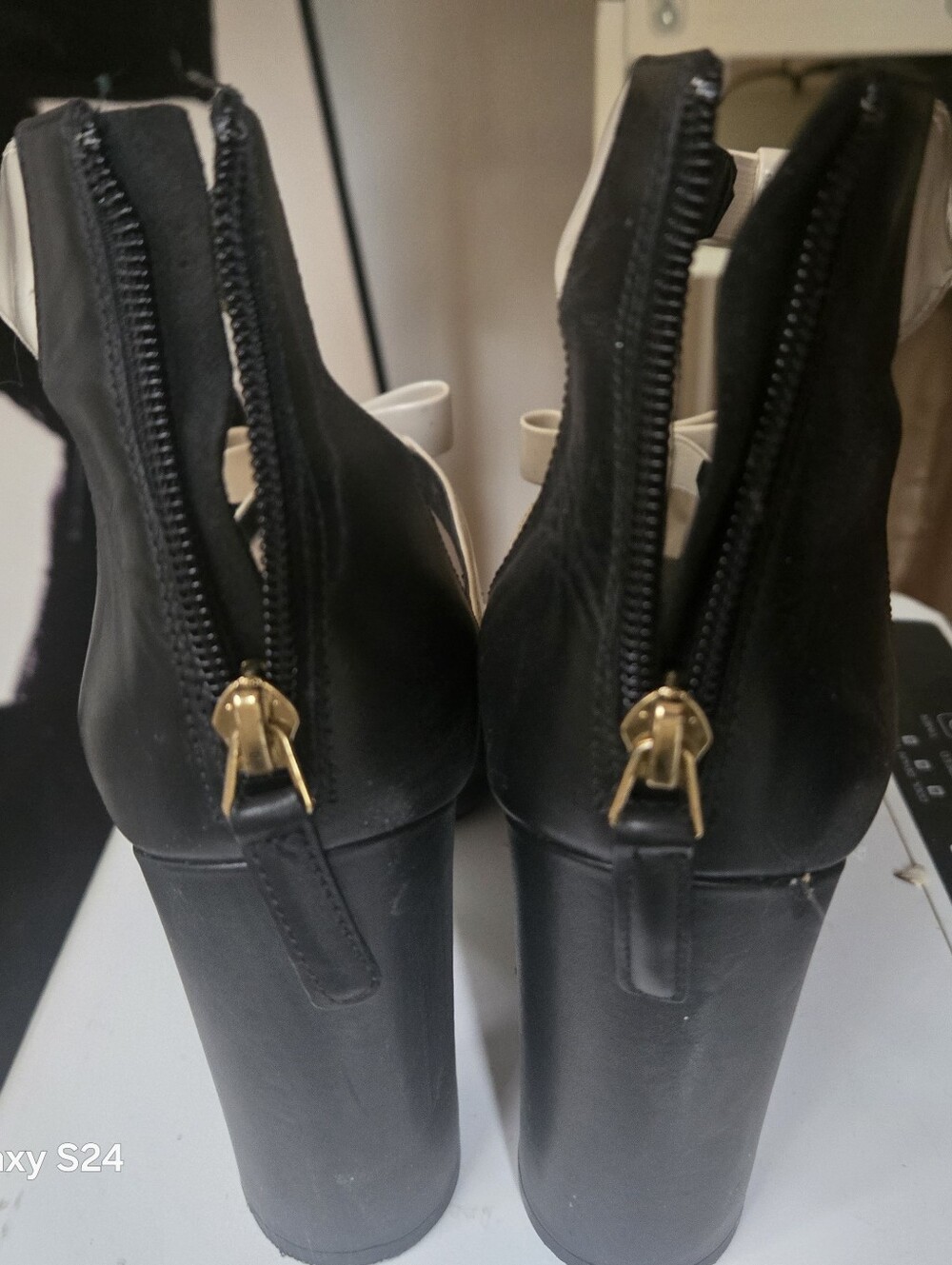 9 WEST 9 1/2 ZIP BACK 4" Heel. Cream And Black.
